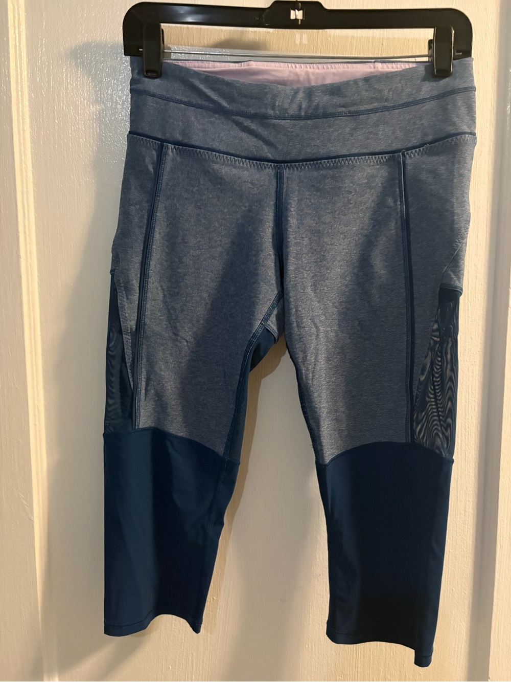 Lululemon women’s Active Capri Leggings - Blue